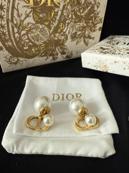 CD logo pearl stud earrings