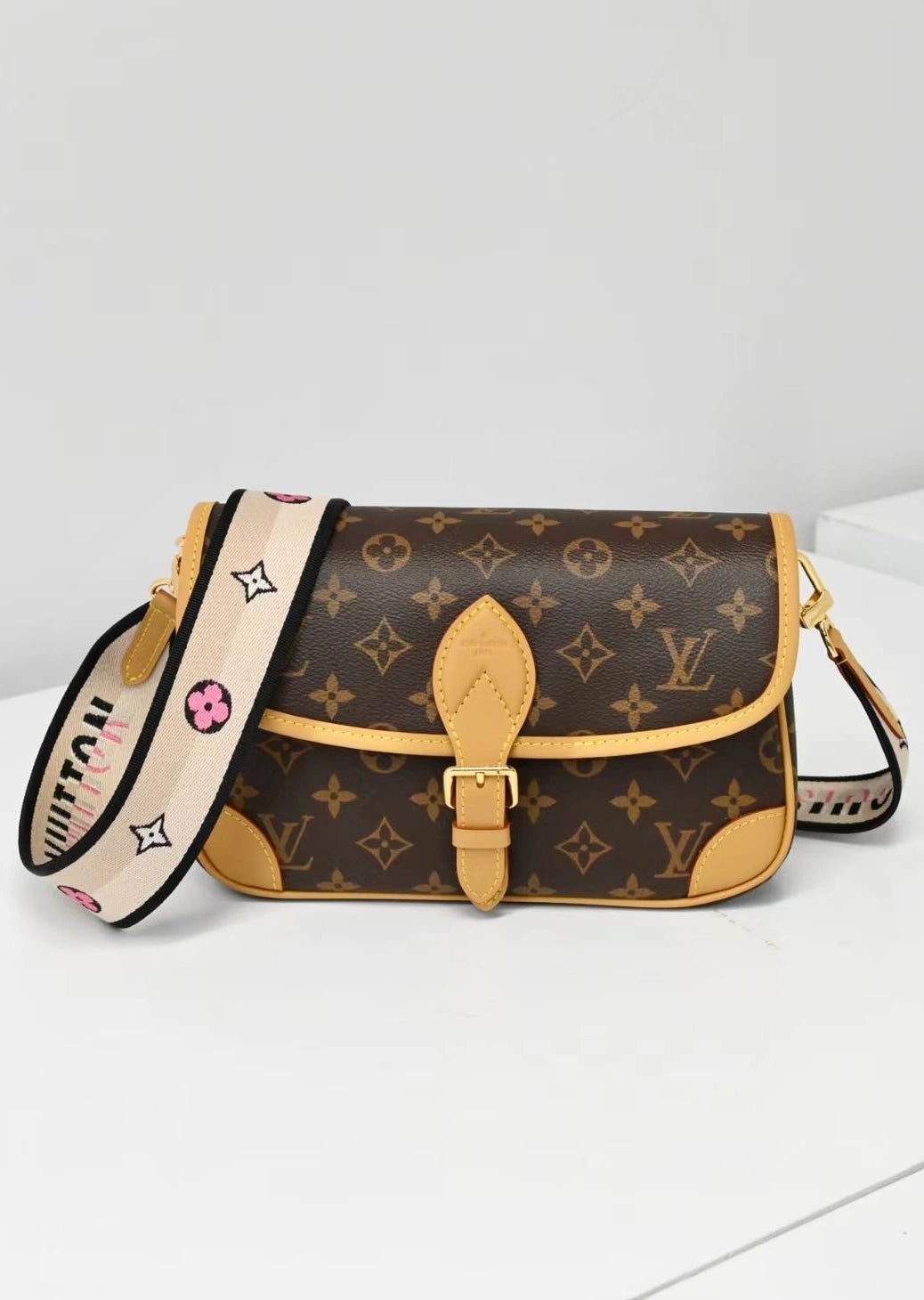 Vintage-Inspired Box Hand bag