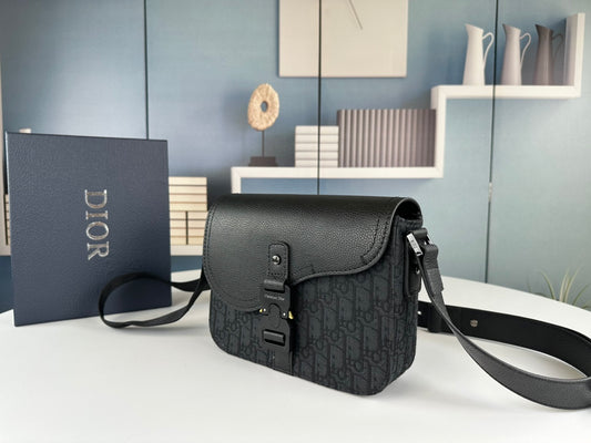 Classic Leather Crossbody Bag – Minimalist Design, Maximum Function