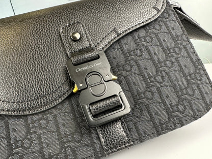 Classic Leather Crossbody Bag – Minimalist Design, Maximum Function