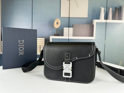 Classic Leather Crossbody Bag – Minimalist Design, Maximum Function