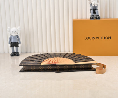 Elegant Fan-Shaped Leather Crossbody Bag