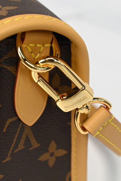 Vintage-Inspired Box Hand bag