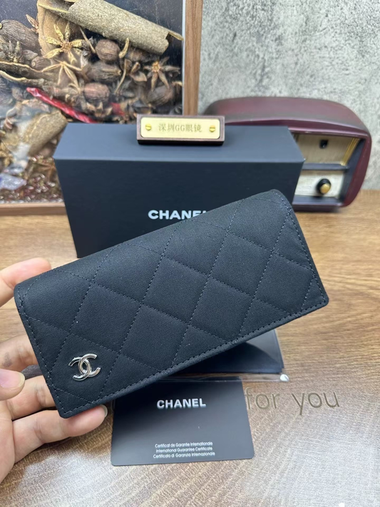 Classic Diamond Lattice Pattern Eyeglasses Case with Metal Accents