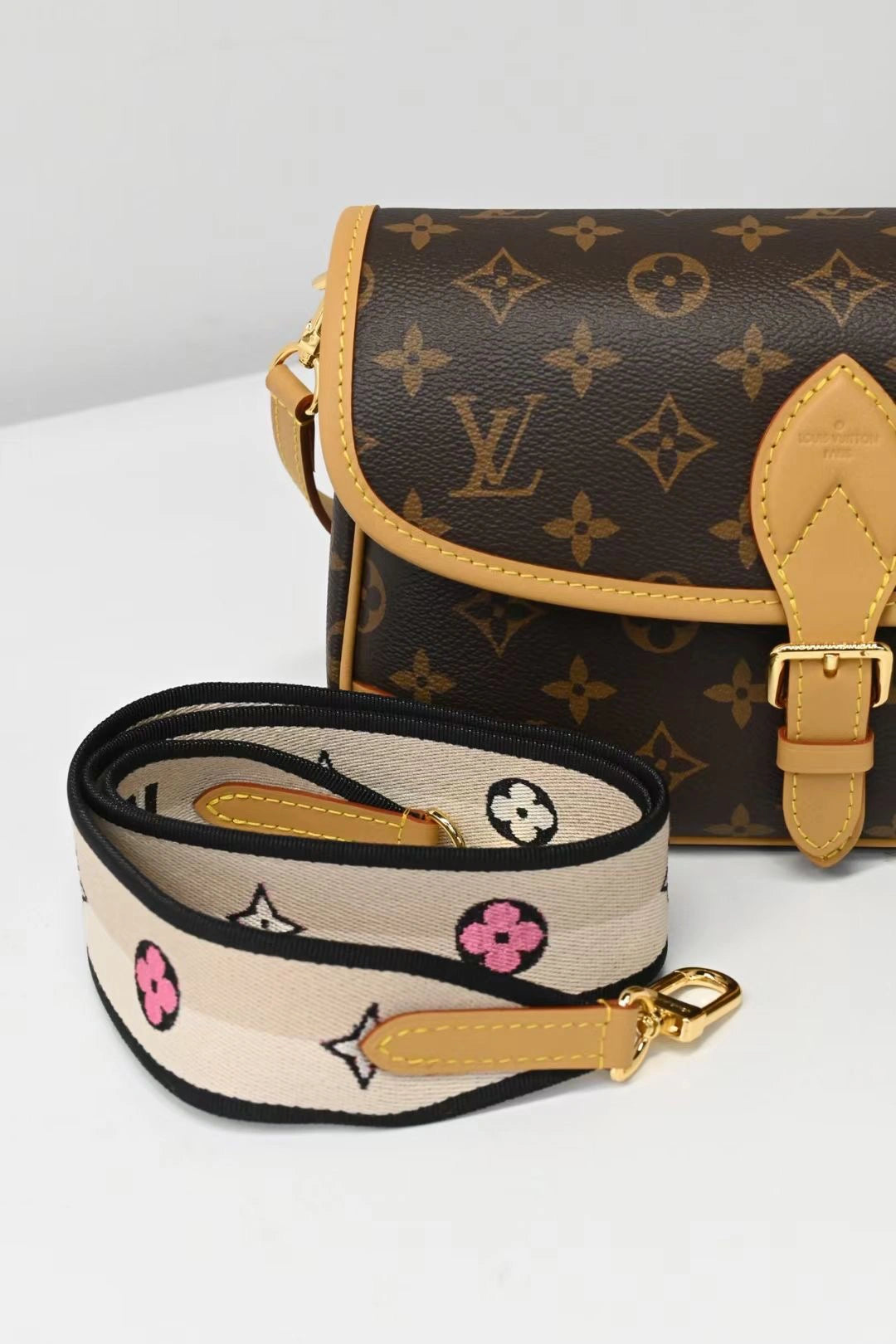 Vintage-Inspired Box Hand bag