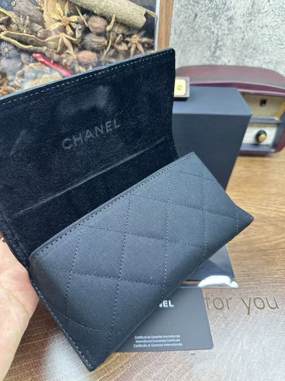 Classic Diamond Lattice Pattern Eyeglasses Case with Metal Accents